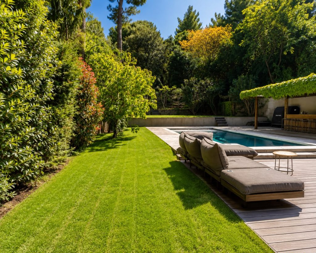 Aménagement de jardin avec pelouse, terrasse et espace détente