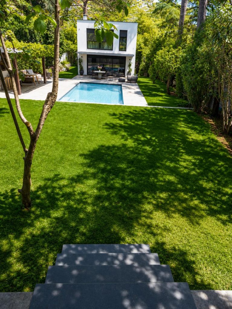 Jardin avec piscine, pelouse et plantations à Martigues